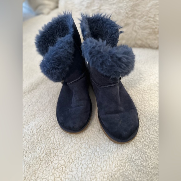 Ugg Short Navy Bootie with Button Like New Size 7 - Picture 2 of 6